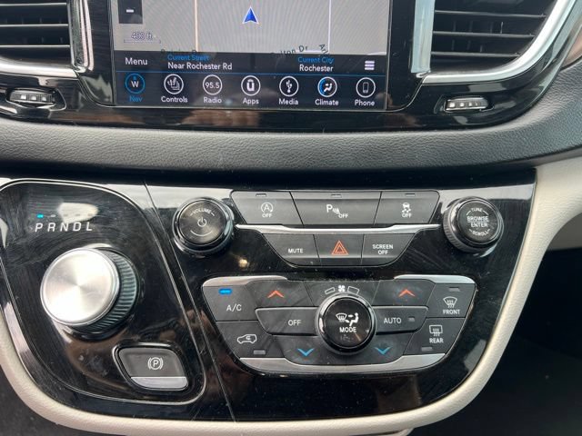Used 2018 Chrysler Pacifica Touring-L Plus FWD image 24
