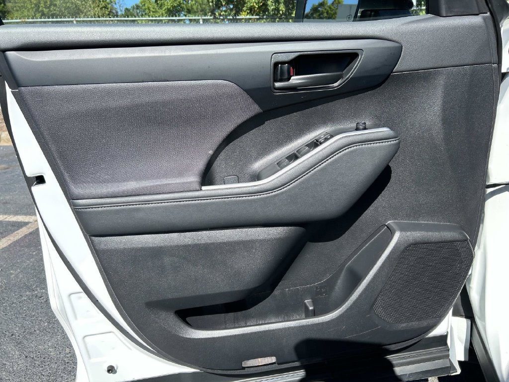 Used 2024 Toyota Highlander LE FWD image 19