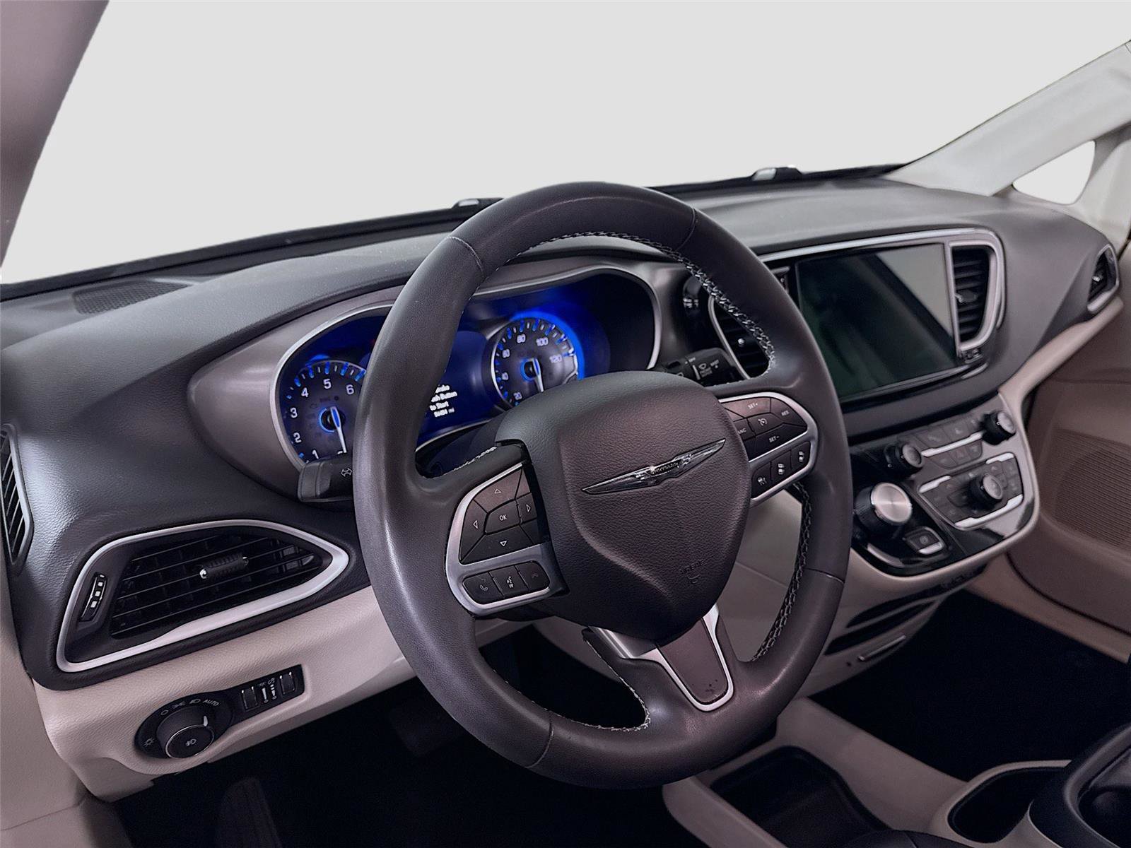 Used 2023 Chrysler Pacifica Touring-L image 3