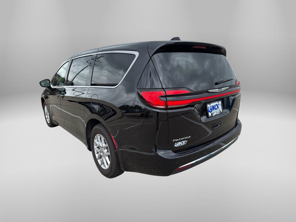 Used 2025 Chrysler Pacifica Select FWD image 3
