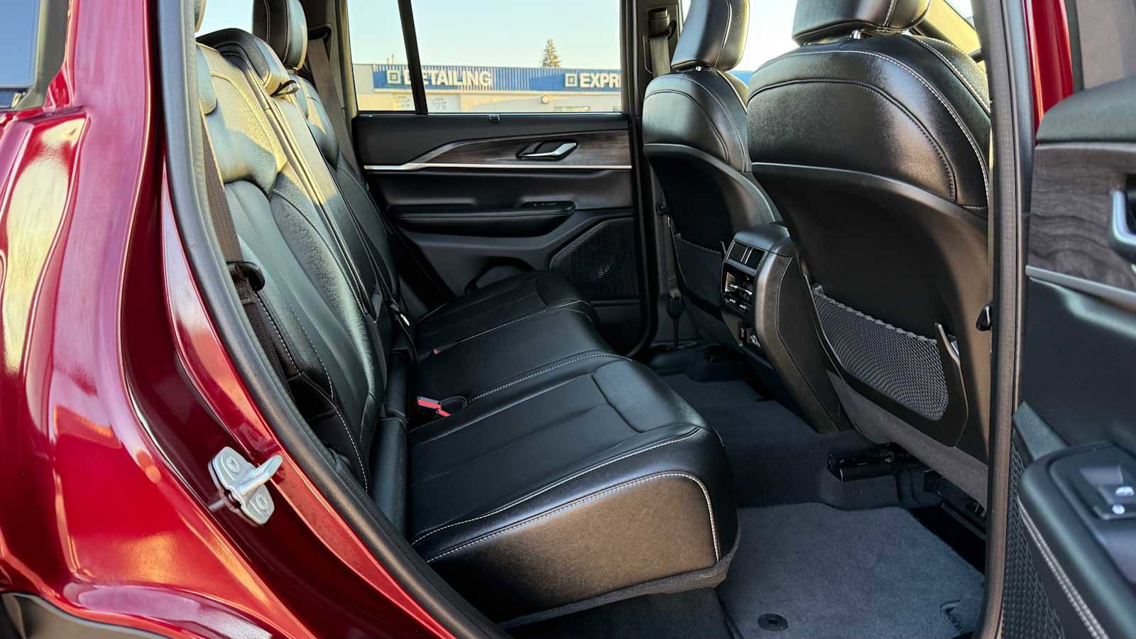 Used 2024 Jeep Grand Cherokee Limited w/ Luxury Tech Group II image 11