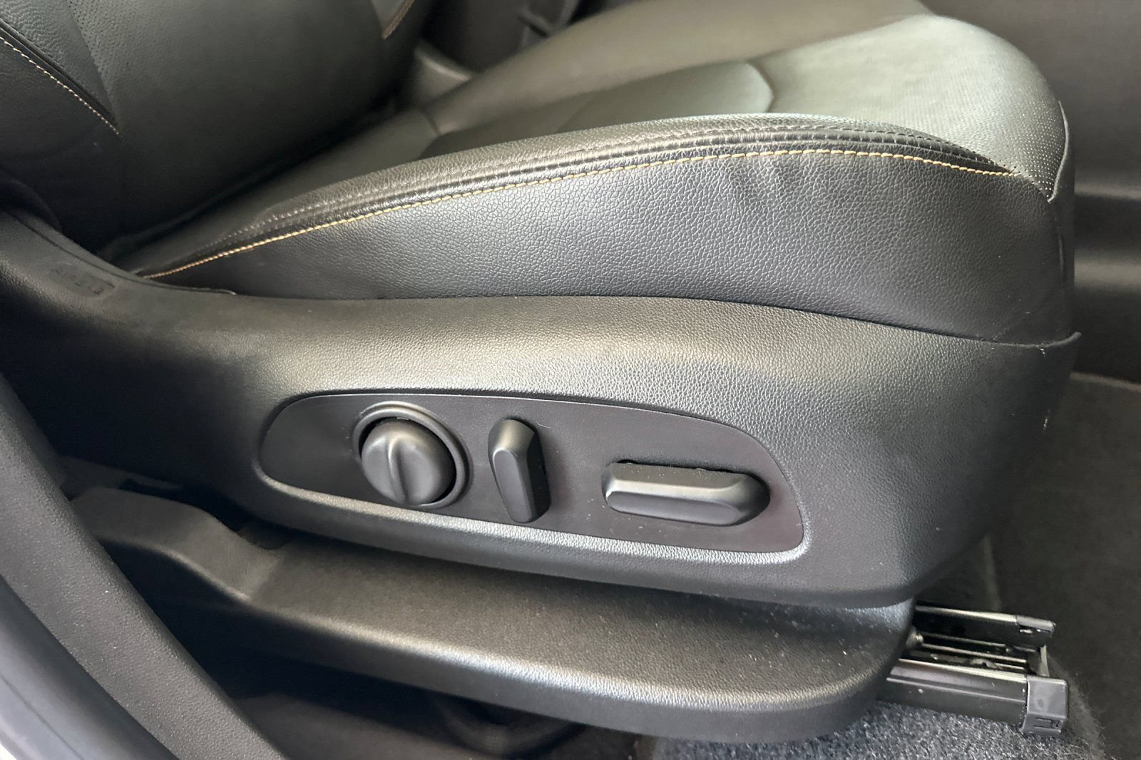 Used 2021 Chevrolet Equinox Premier FWD image 23