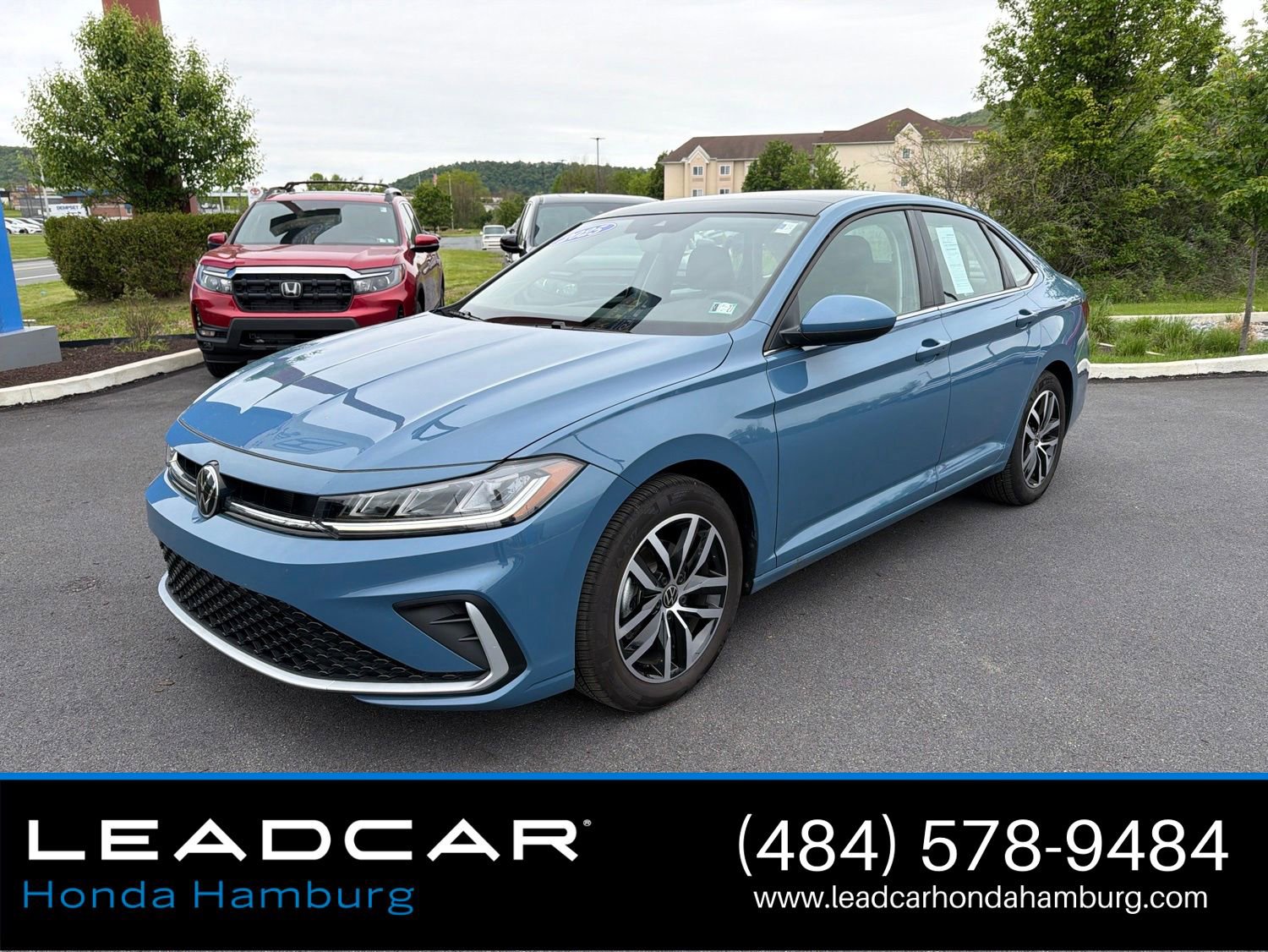 Used 2025 Volkswagen Jetta SE FWD image 2