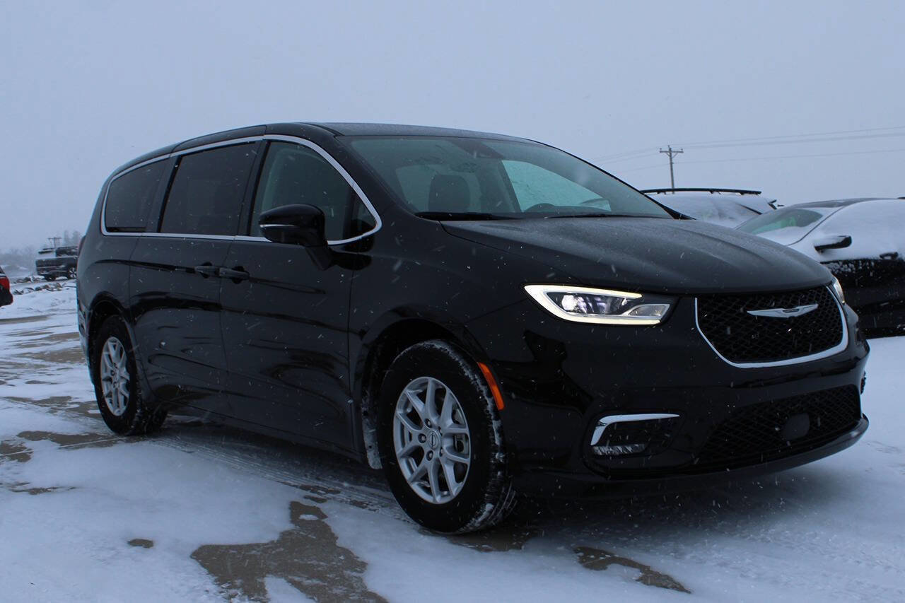 Used 2024 Chrysler Pacifica Touring-L image 3