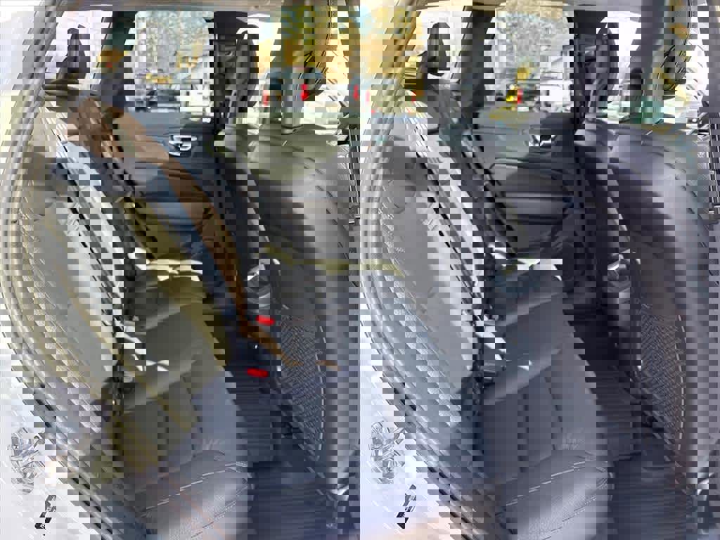 Used 2018 Volvo XC60 T6 Momentum w/ Convenience Package image 8