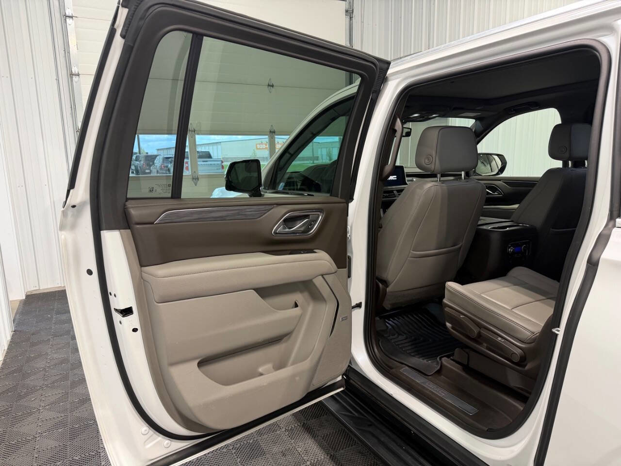 Used 2023 GMC Yukon XL SLT w/ SLT Premium Package AWD/4WD image 8
