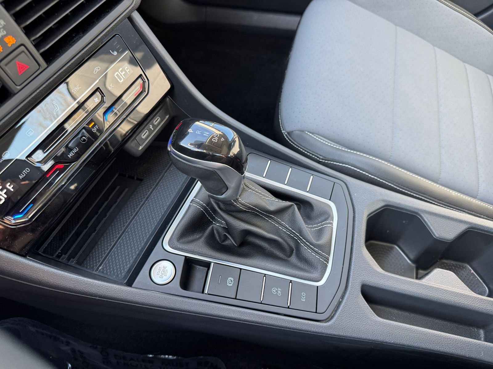 Used 2025 Volkswagen Jetta SE image 36