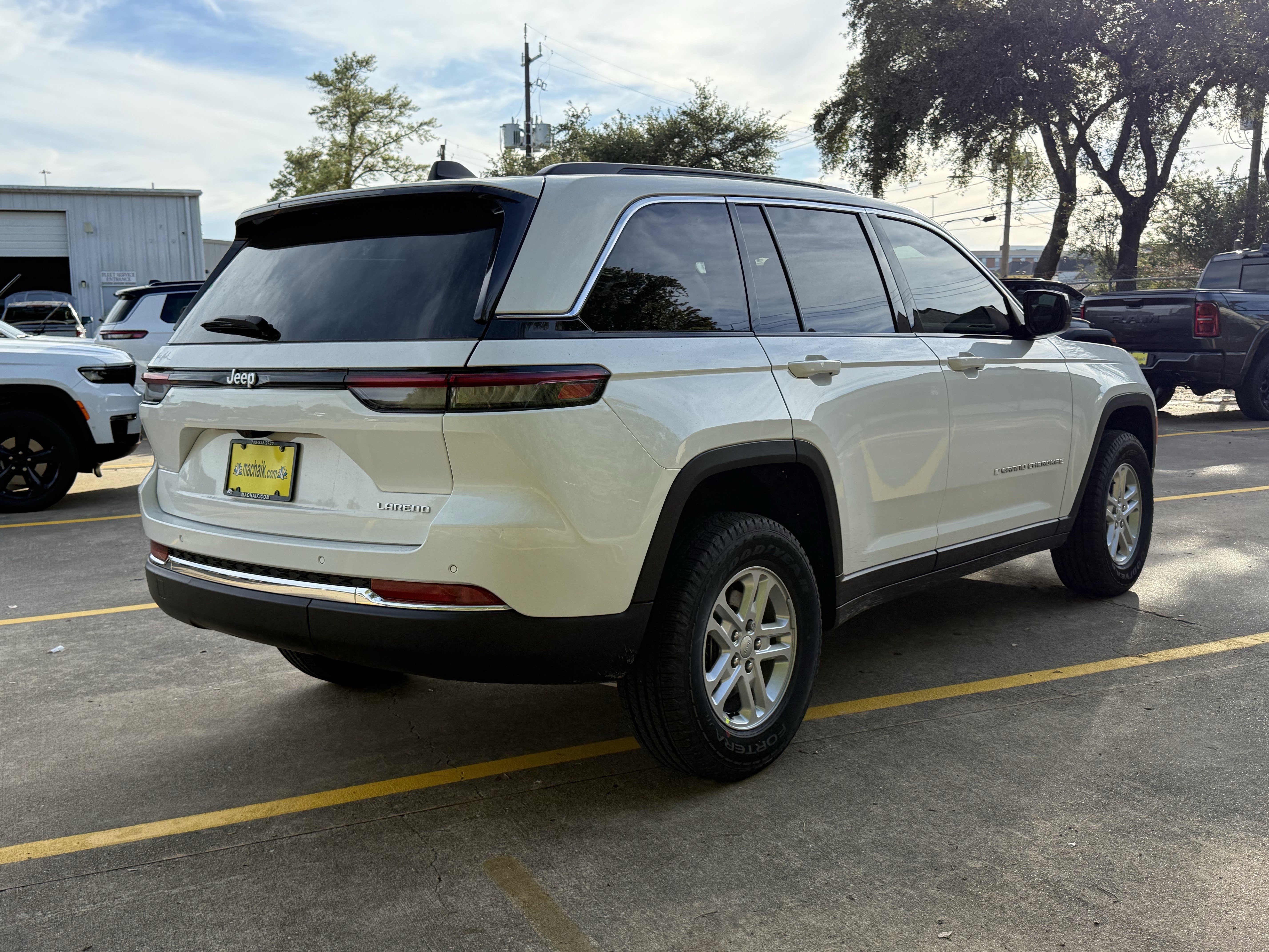 New 2025 Jeep Grand Cherokee Laredo image 7