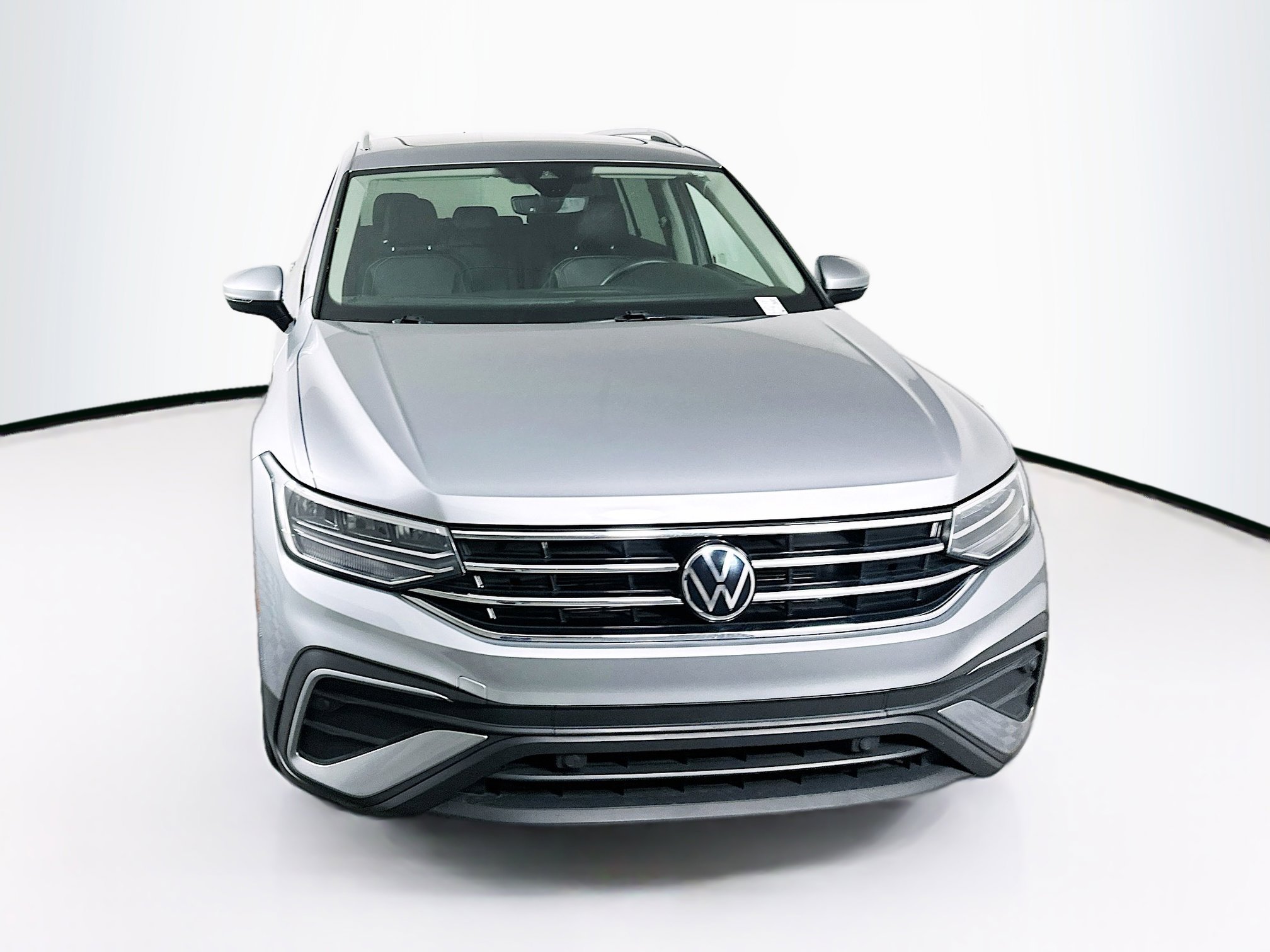 Used 2022 Volkswagen Tiguan SE w/ Panoramic Sunroof Package image 2