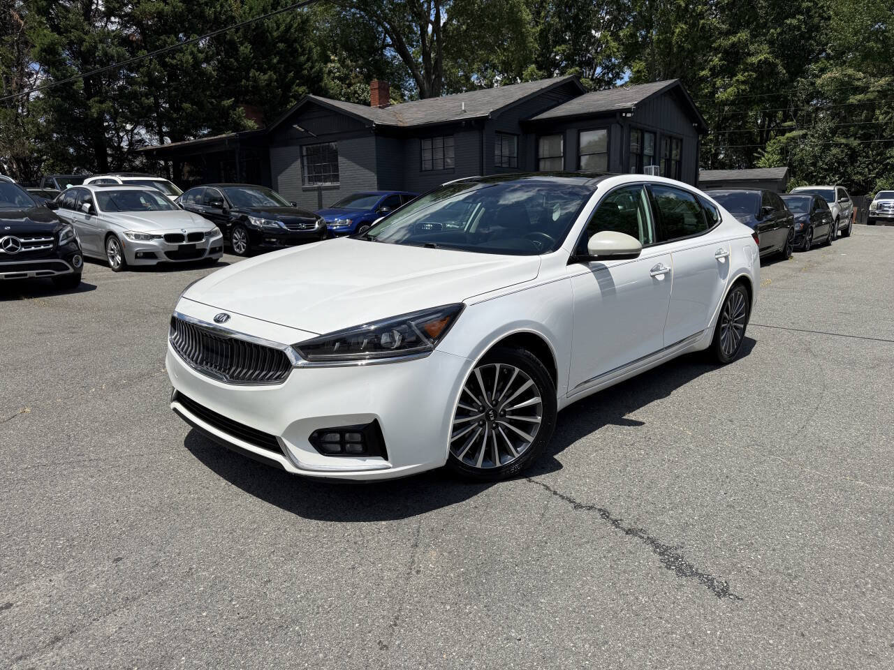 Used 2017 Kia Cadenza Technology