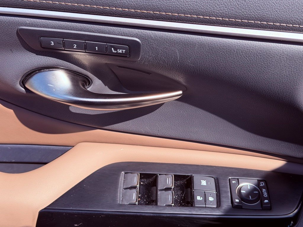 Certified 2025 Lexus ES 300h w/ Premium Package FWD image 18