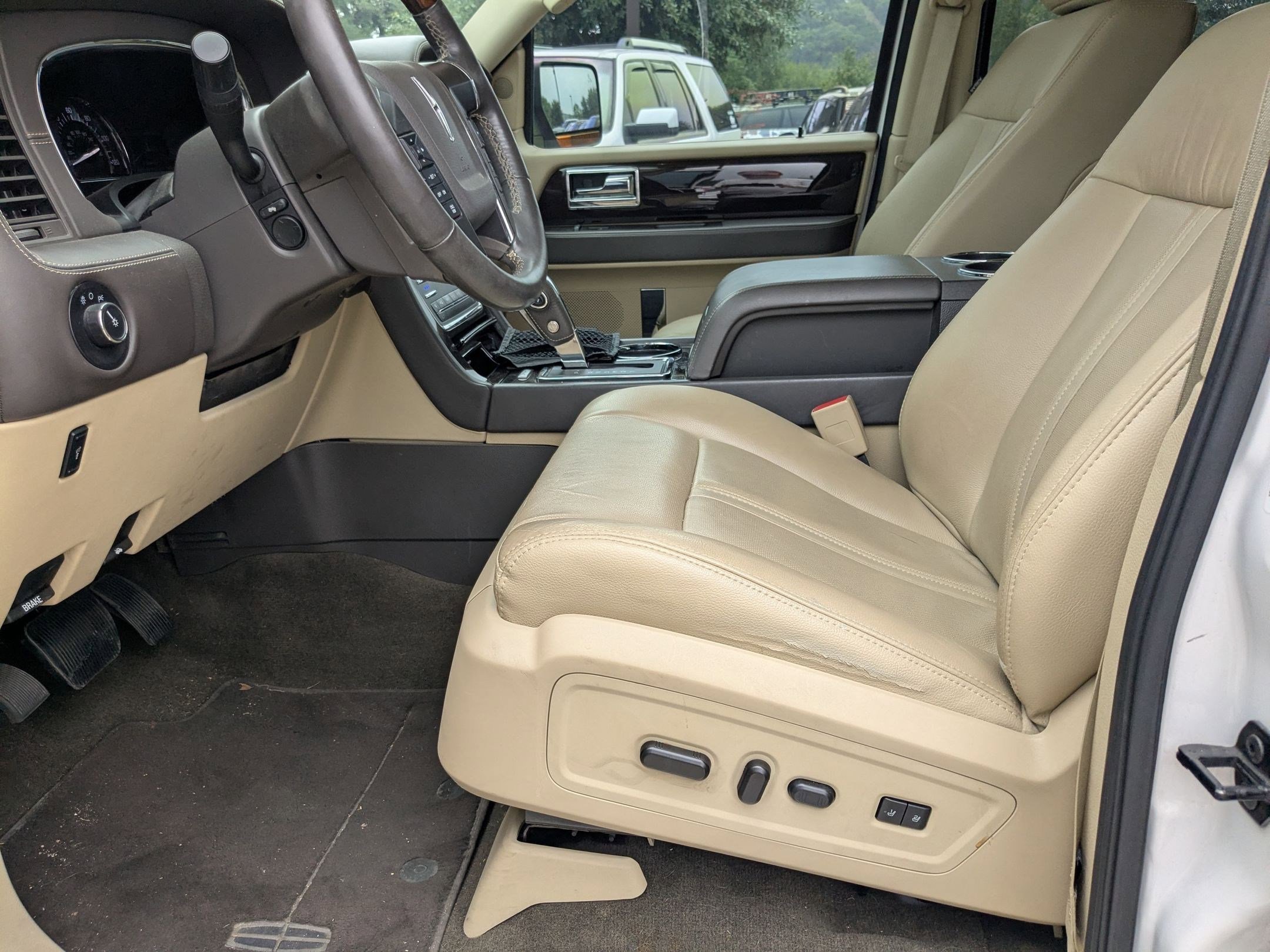 Used 2017 Lincoln Navigator Reserve RWD image 9