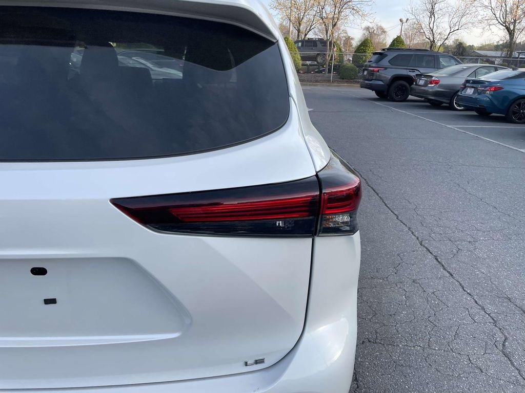 Used 2024 Toyota Highlander LE image 17