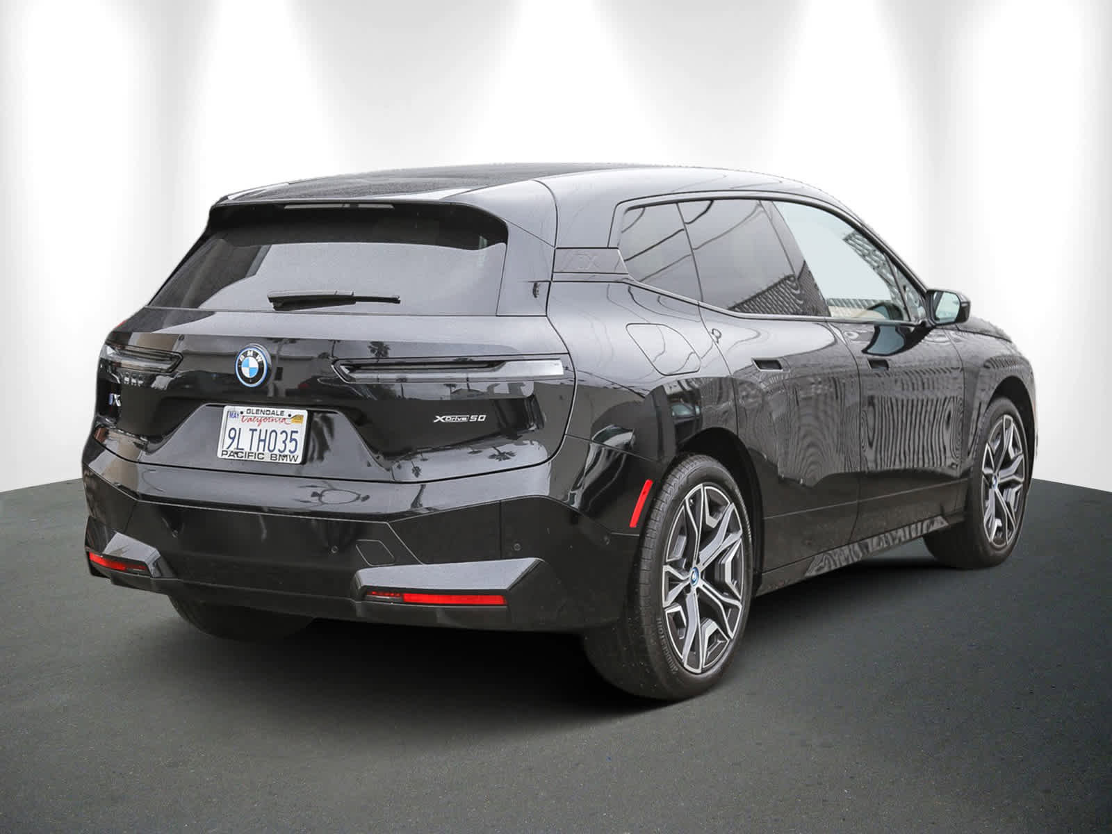 Used 2025 BMW iX xDrive50 w/ Premium Package image 6