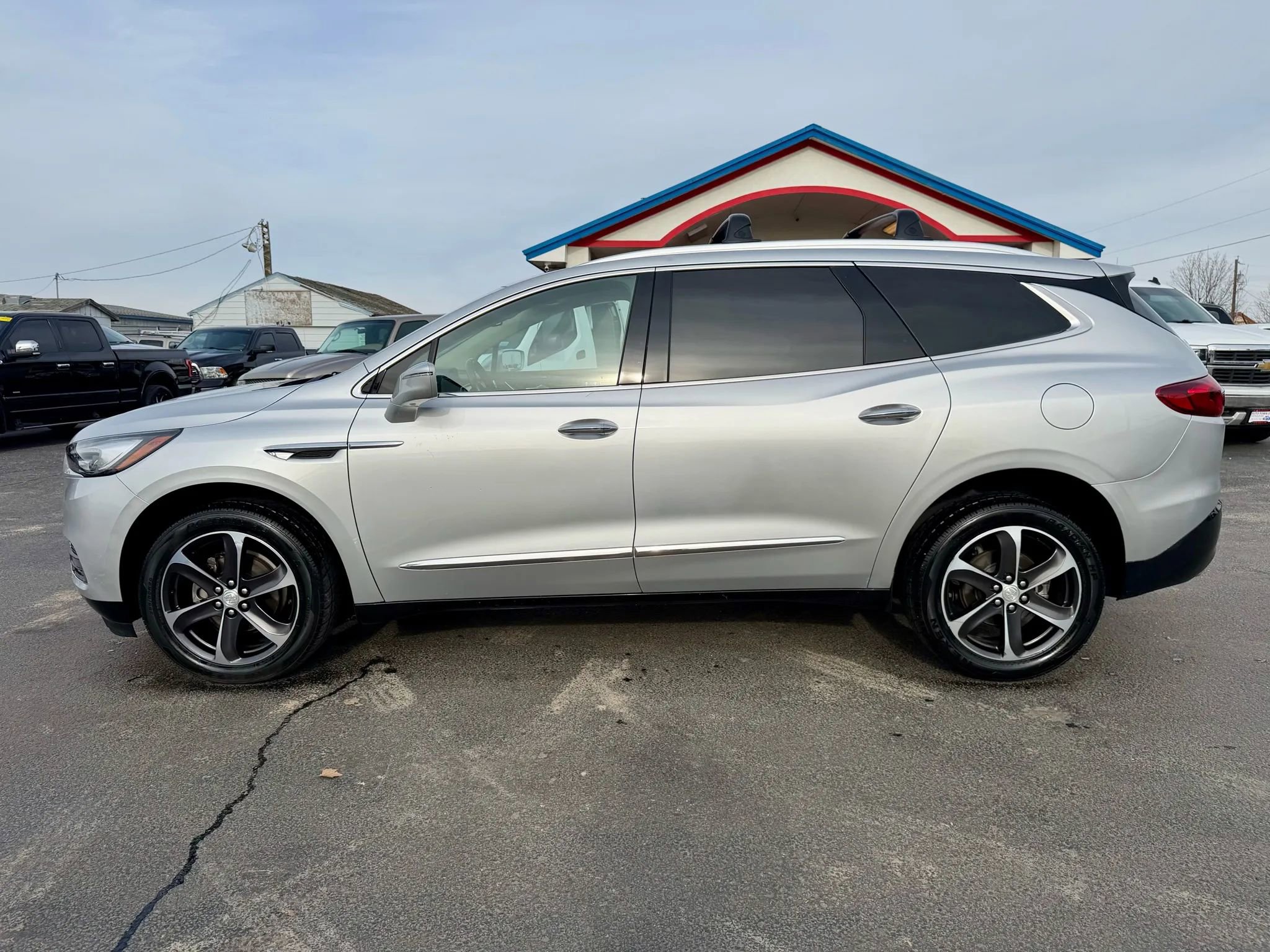 Used 2020 Buick Enclave Essence w/ Sport Touring Edition image 2