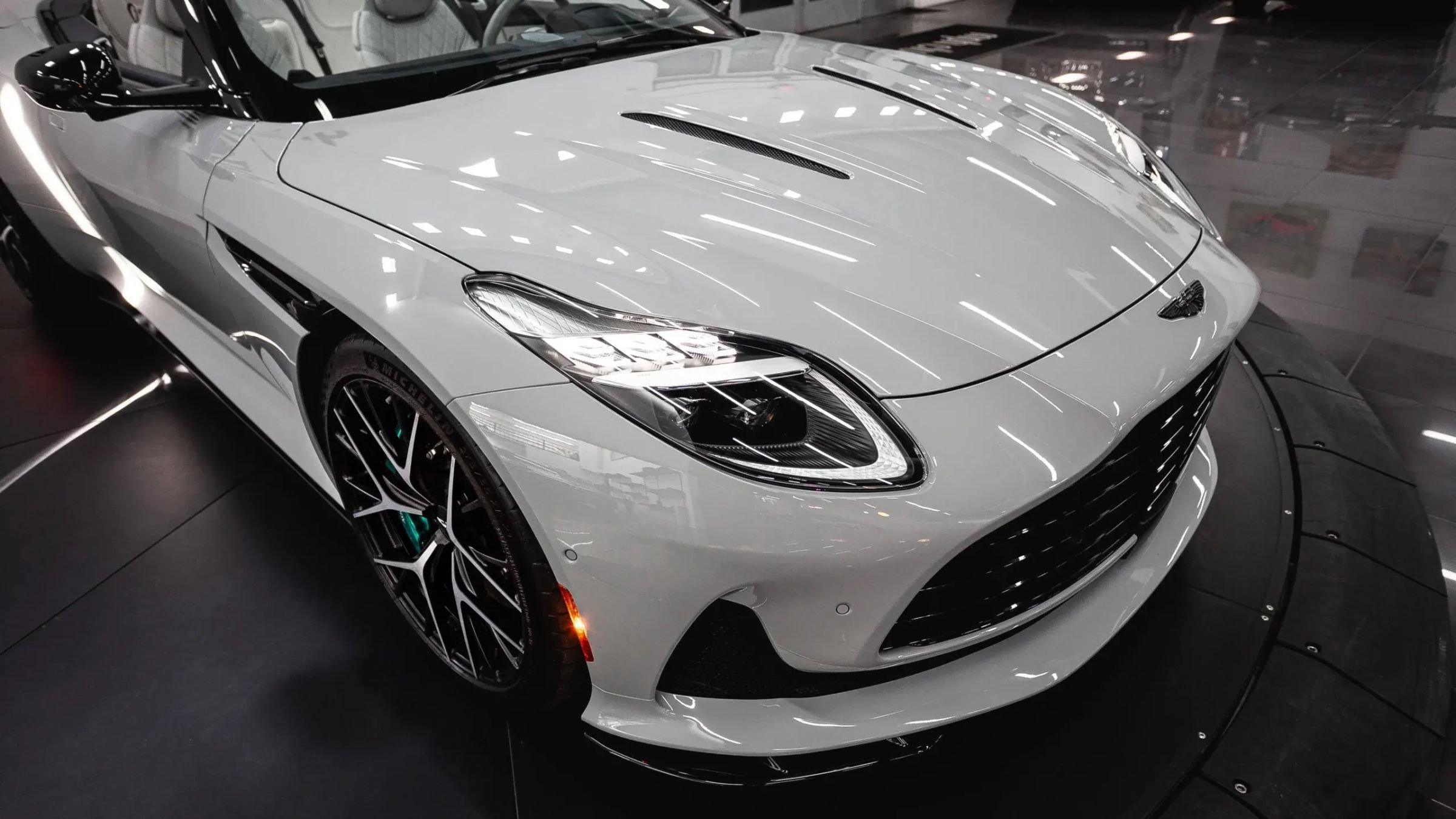 Used 2024 Aston Martin DB12 Convertible RWD image 18