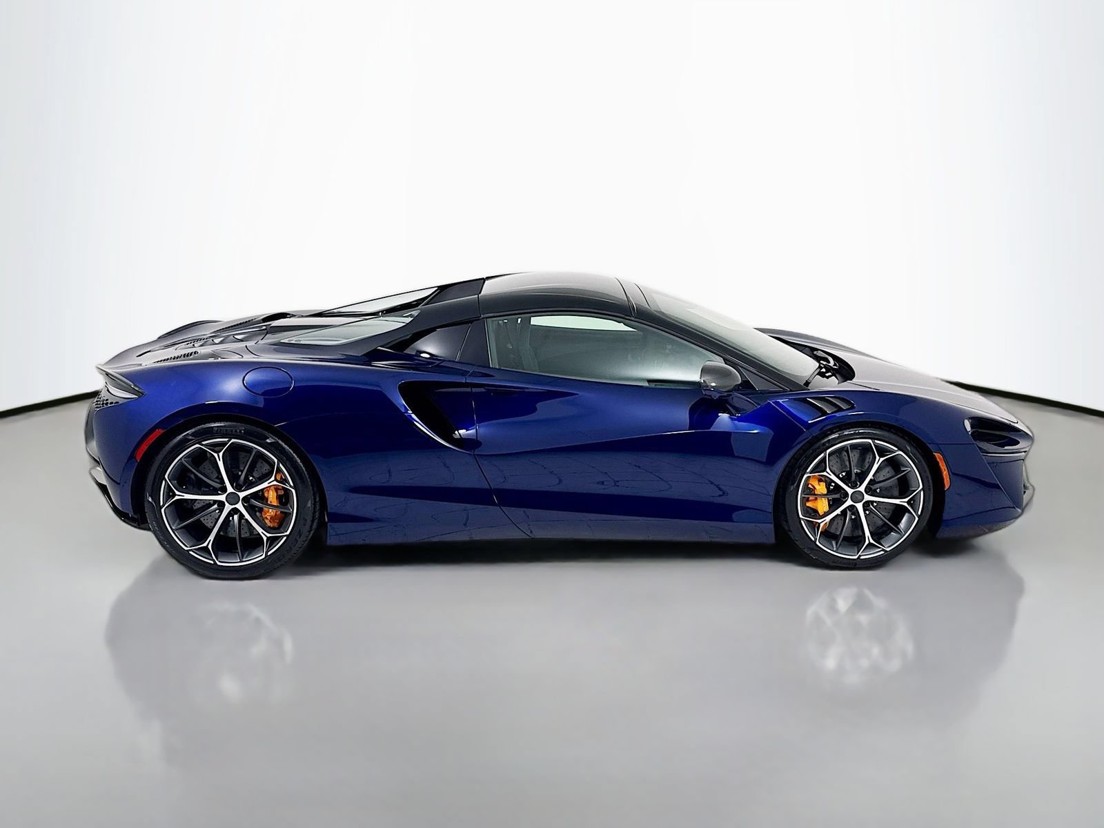 Used 2025 McLaren Artura Spider RWD image 8