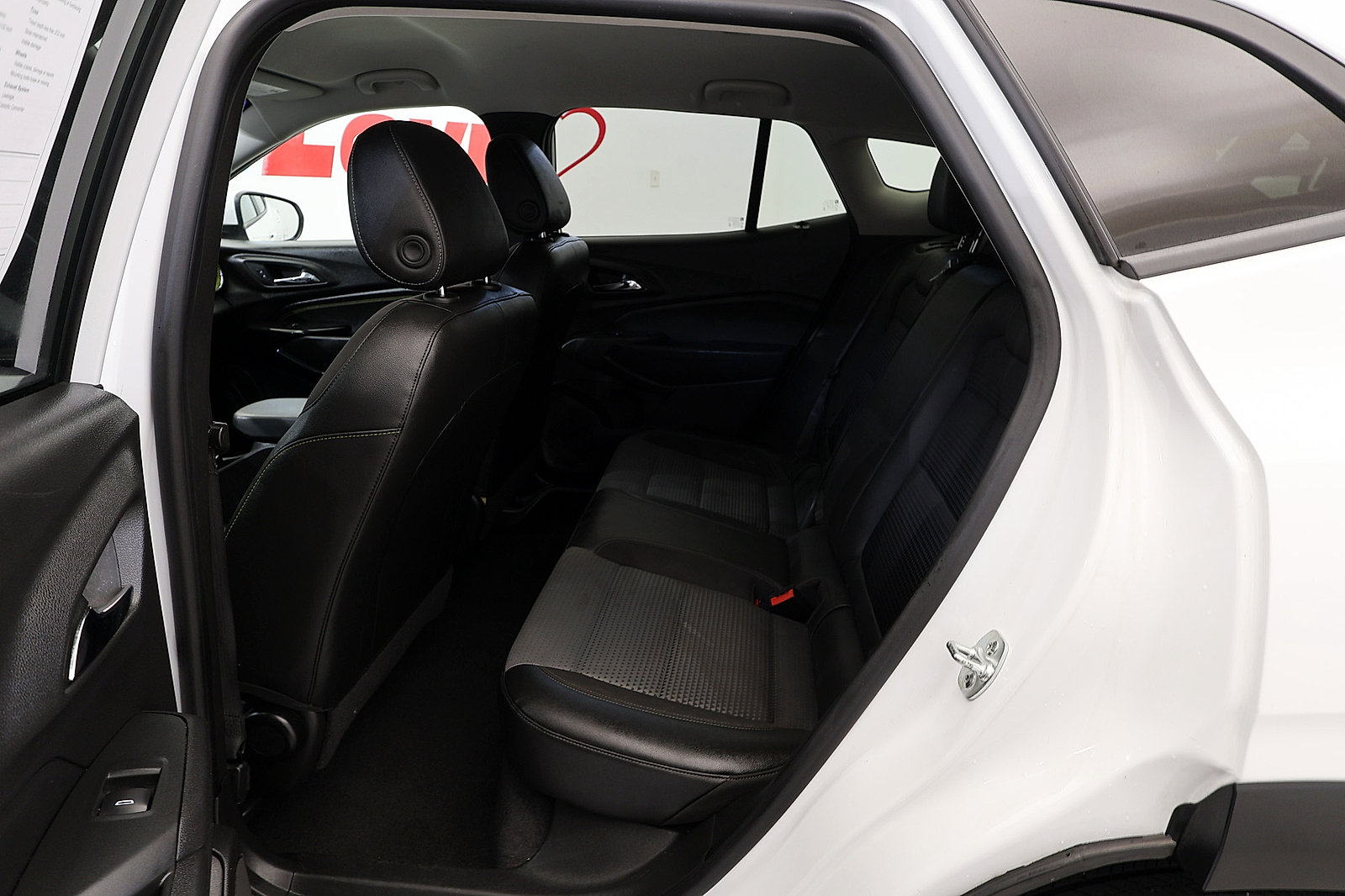 Used 2025 Chevrolet Trax LT FWD image 14