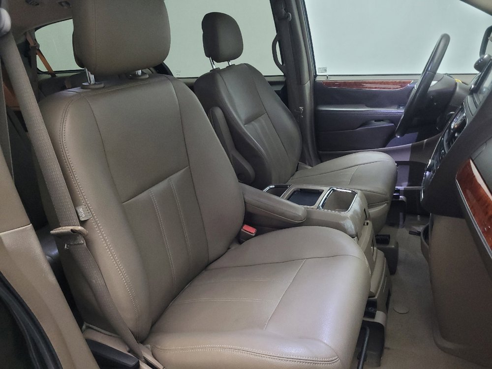 Used 2016 Chrysler Town & Country Touring image 21