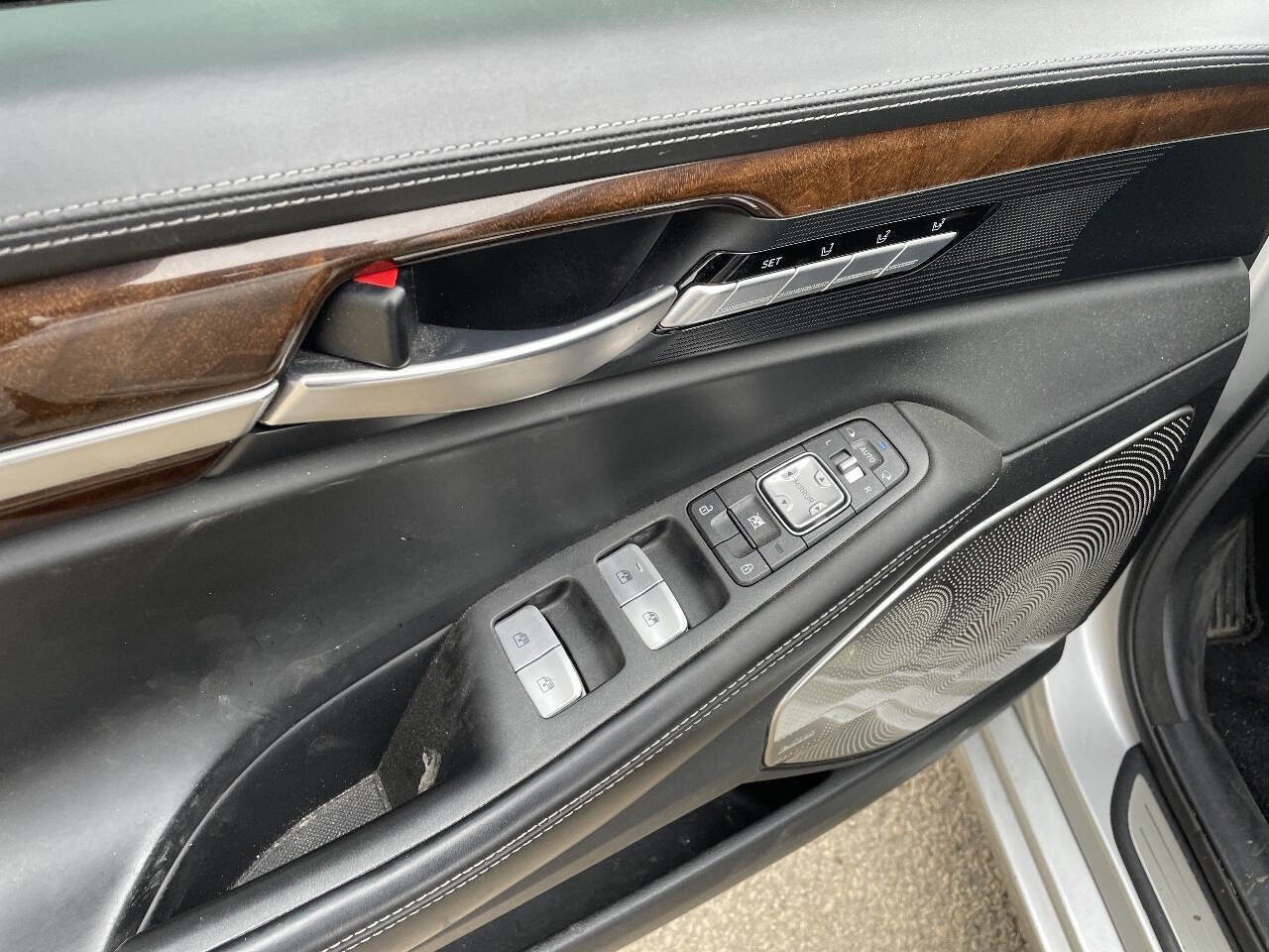 Used 2019 Genesis G90 3.3T Premium image 11