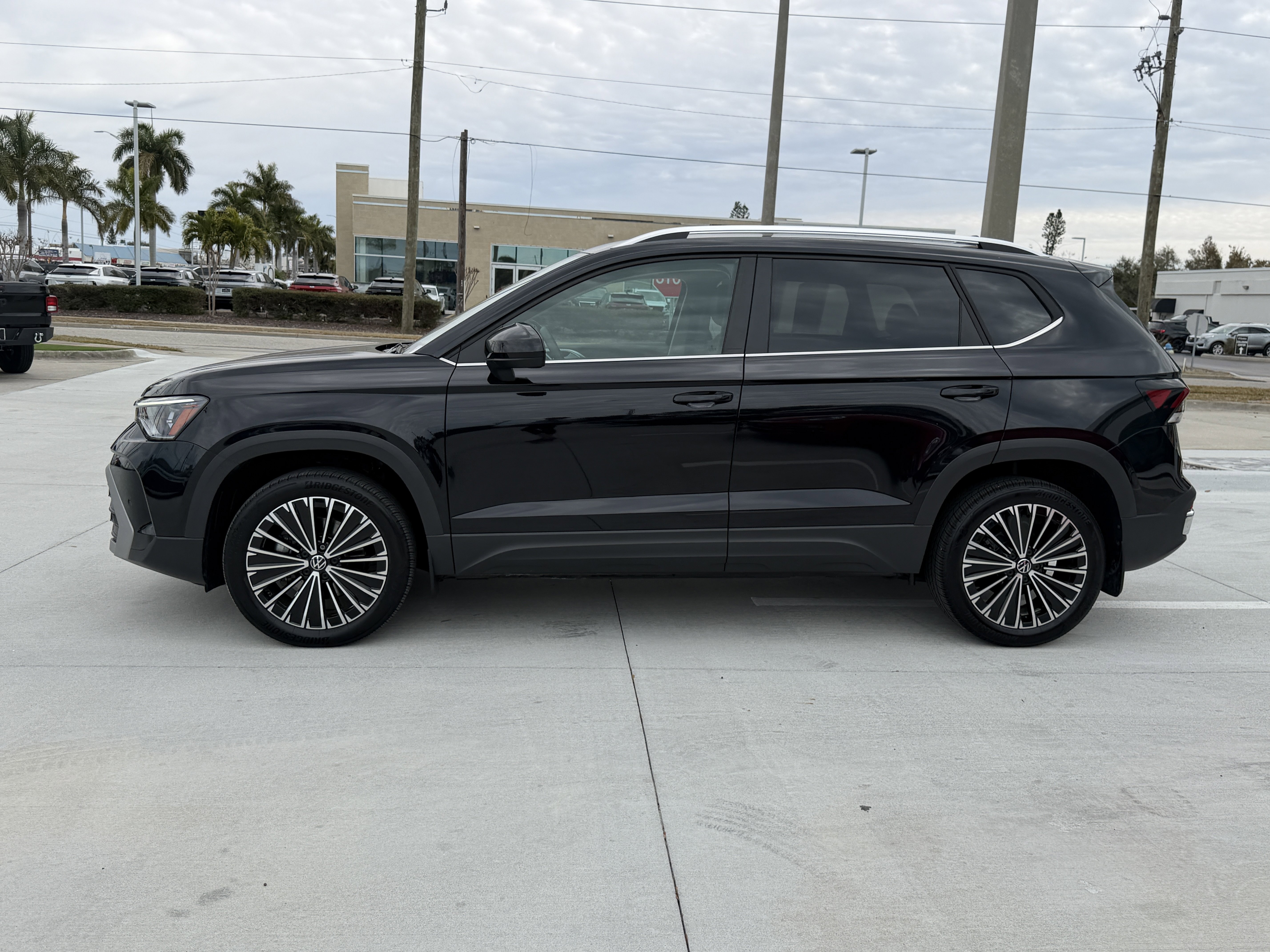 Used 2025 Volkswagen Taos SE image 6