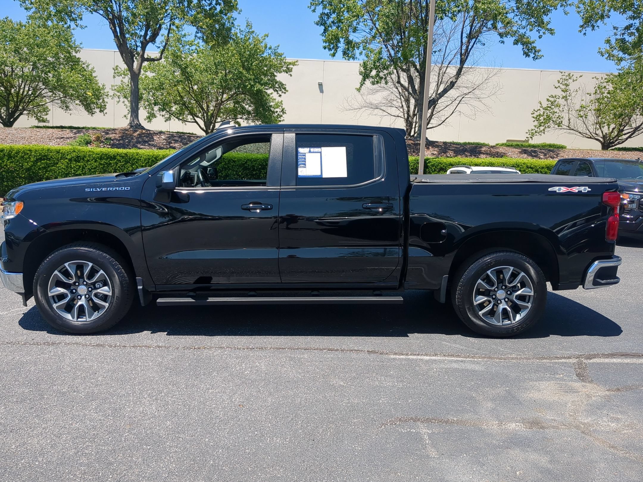 Used 2023 Chevrolet Silverado 1500 LT AWD/4WD image 7