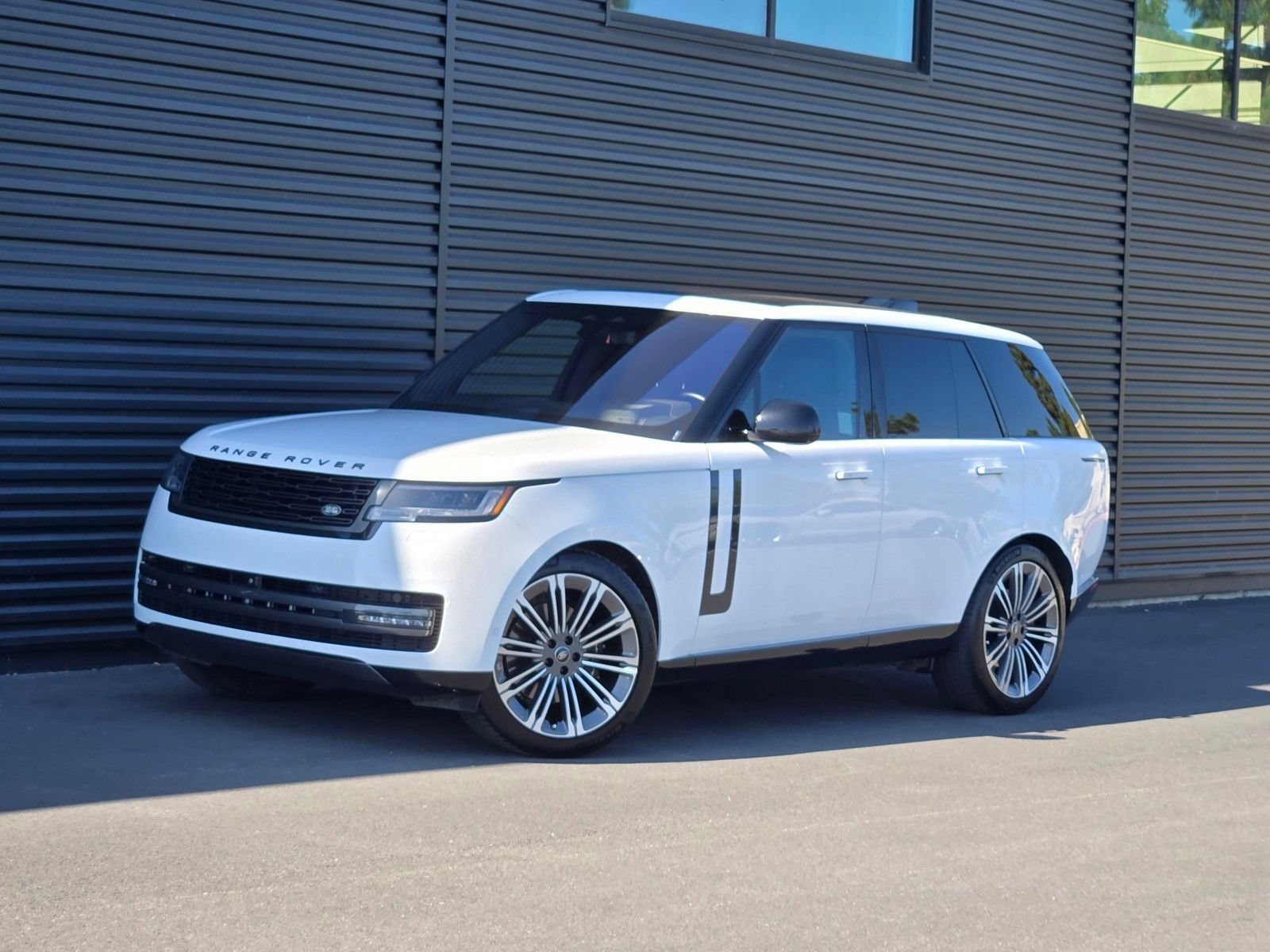 Used 2023 Land Rover Range Rover SE AWD/4WD image 2