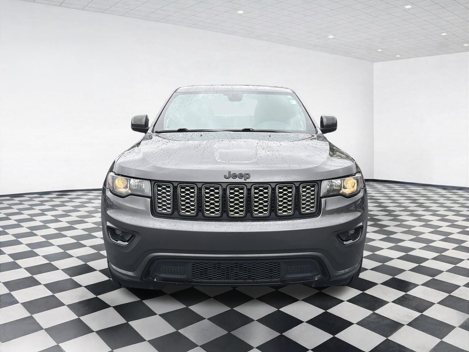 Used 2018 Jeep Grand Cherokee Altitude AWD/4WD image 2