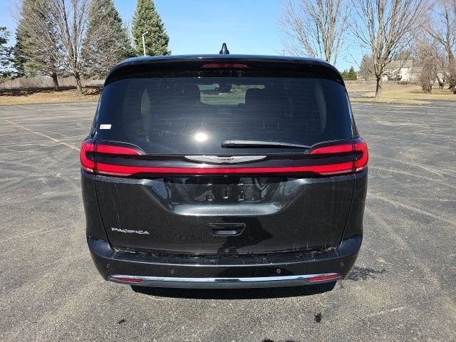 Used 2023 Chrysler Pacifica Touring-L image 5