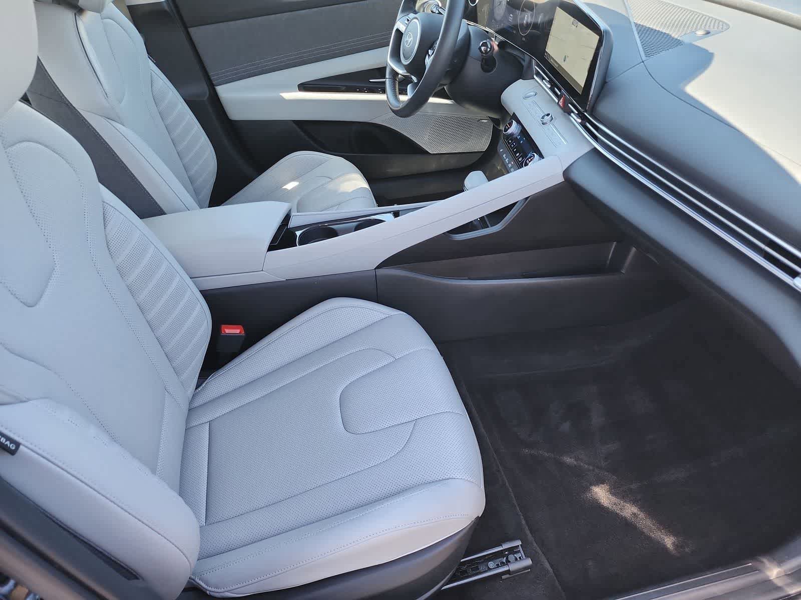 Certified 2025 Hyundai Elantra Limited FWD image 18