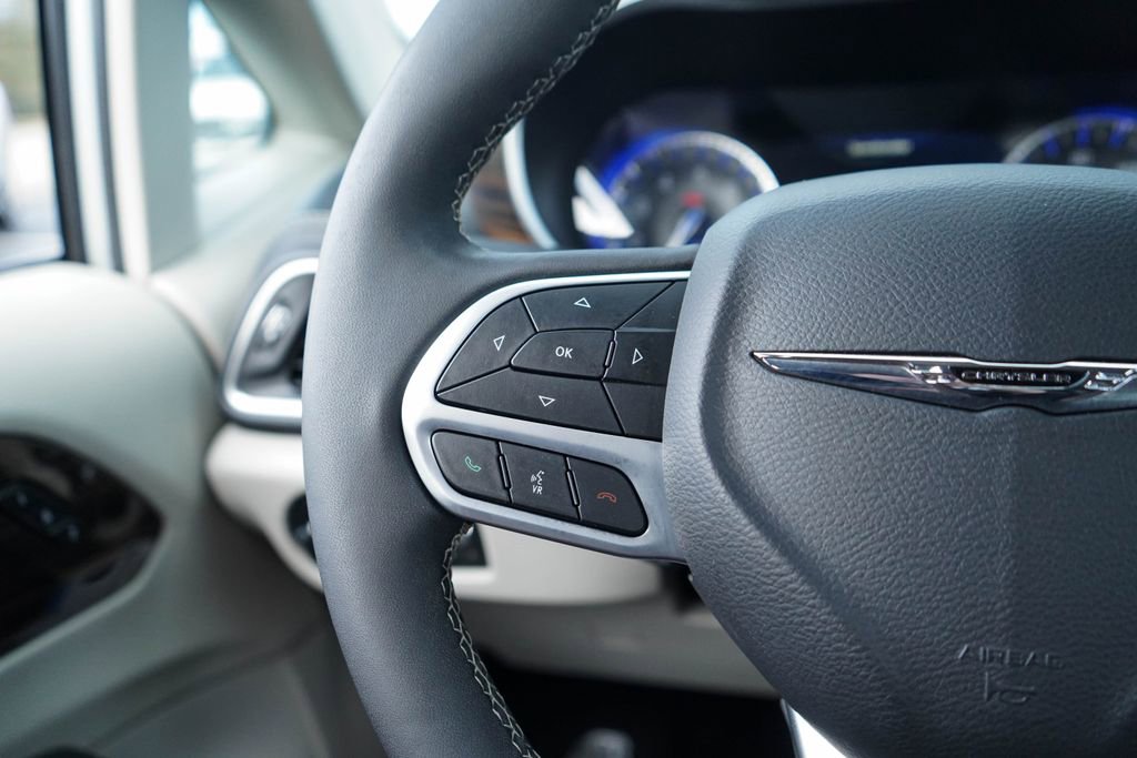 Used 2024 Chrysler Pacifica Limited image 23