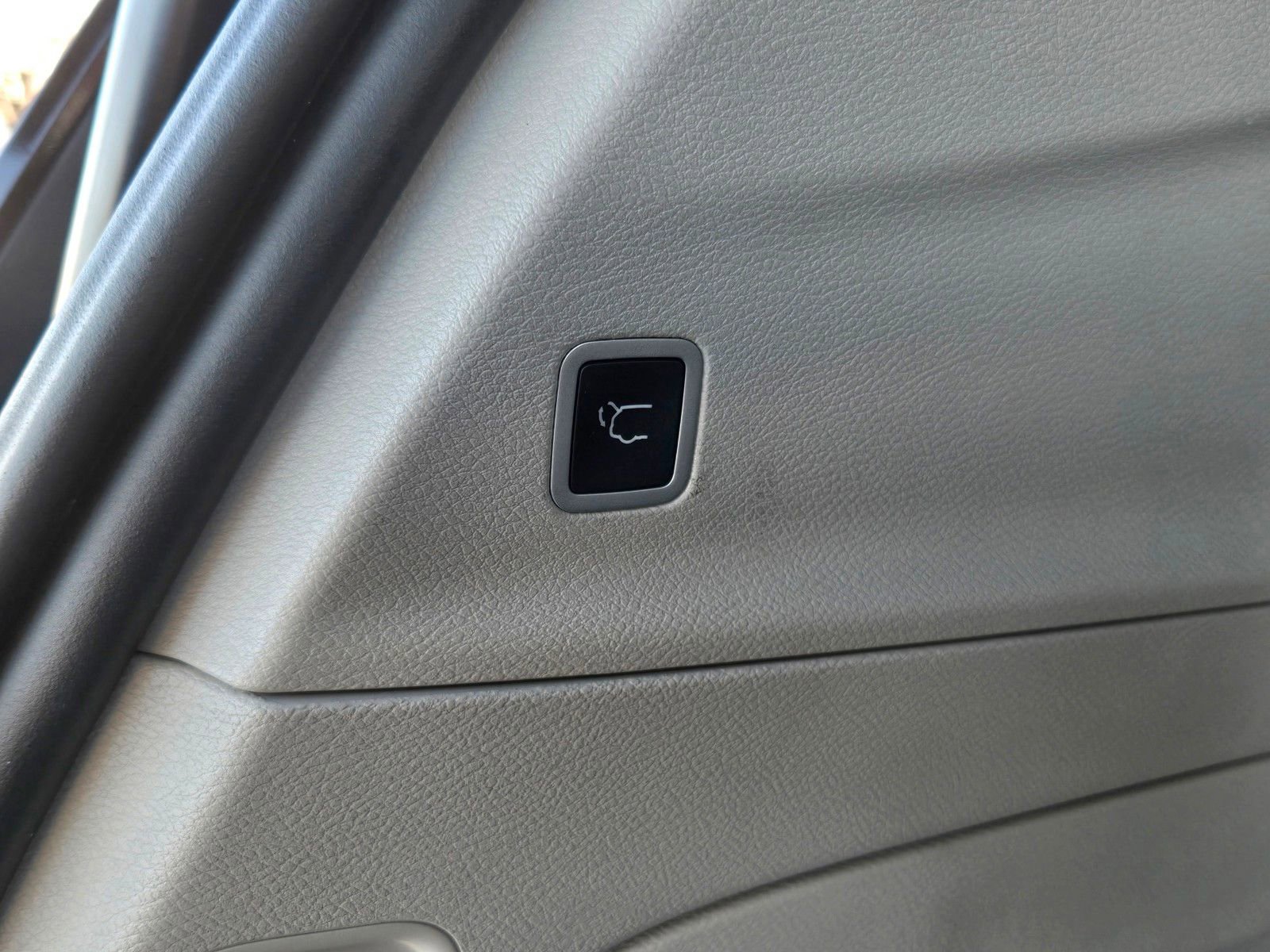 Used 2023 Chrysler Voyager LX image 24