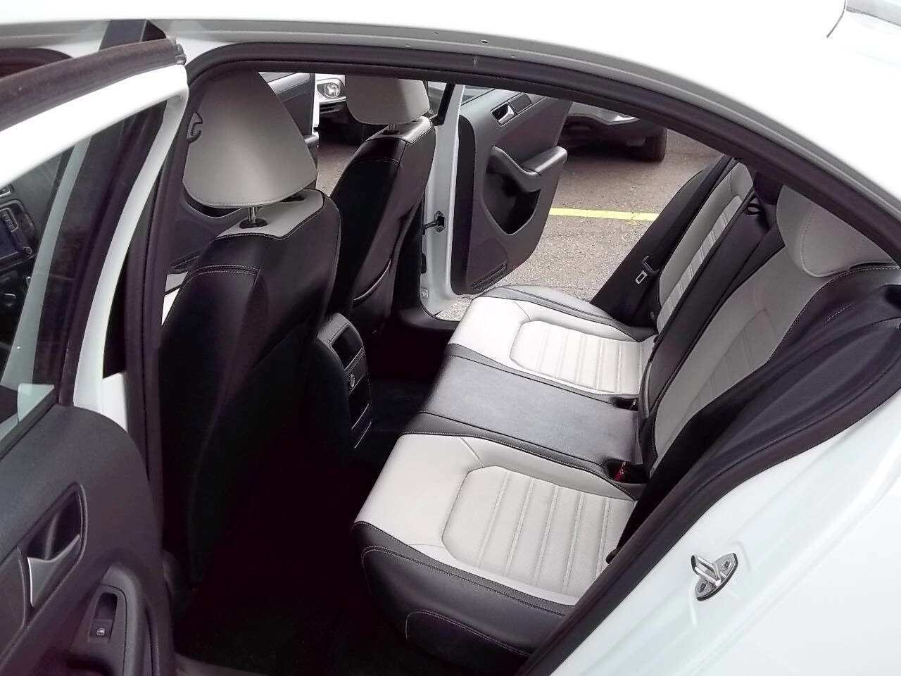 Used 2016 Volkswagen Jetta Sport FWD image 8
