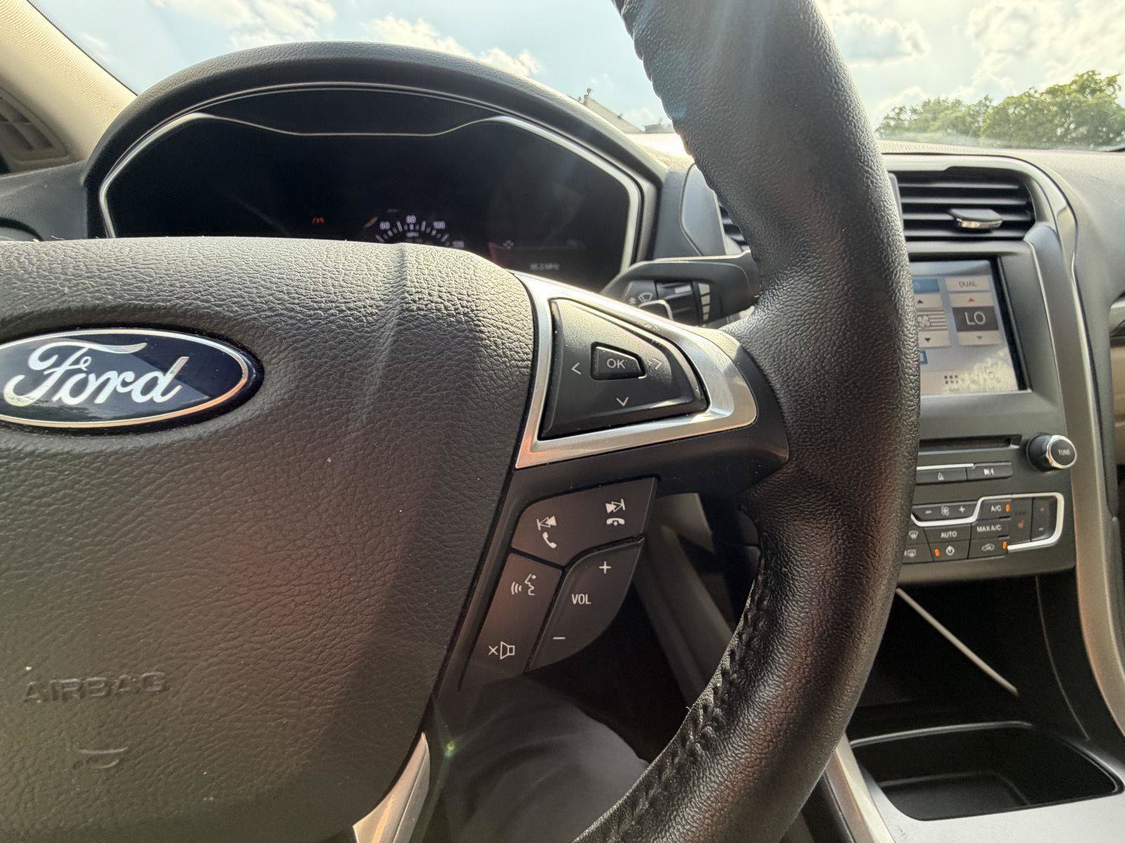 Used 2017 Ford Fusion SE w/ Fusion SE Technology Package FWD image 18