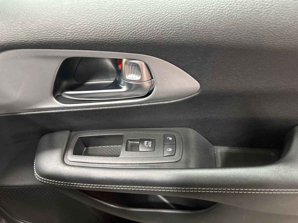 Used 2025 Chrysler Pacifica Limited image 12