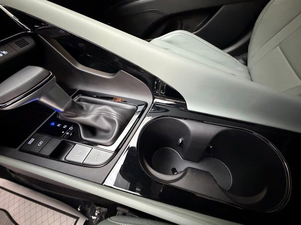 Certified 2025 Hyundai Elantra Limited FWD image 17