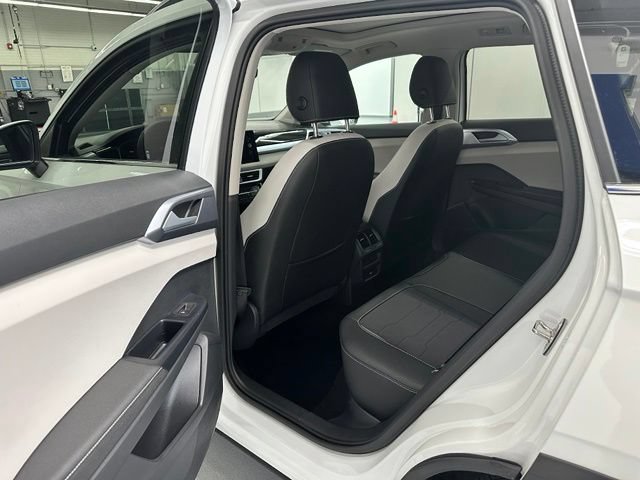 Used 2025 Volkswagen Taos SE w/ Panoramic Sunroof Package AWD/4WD image 11