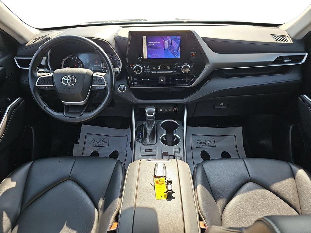 Used 2023 Toyota Highlander XLE AWD/4WD image 13