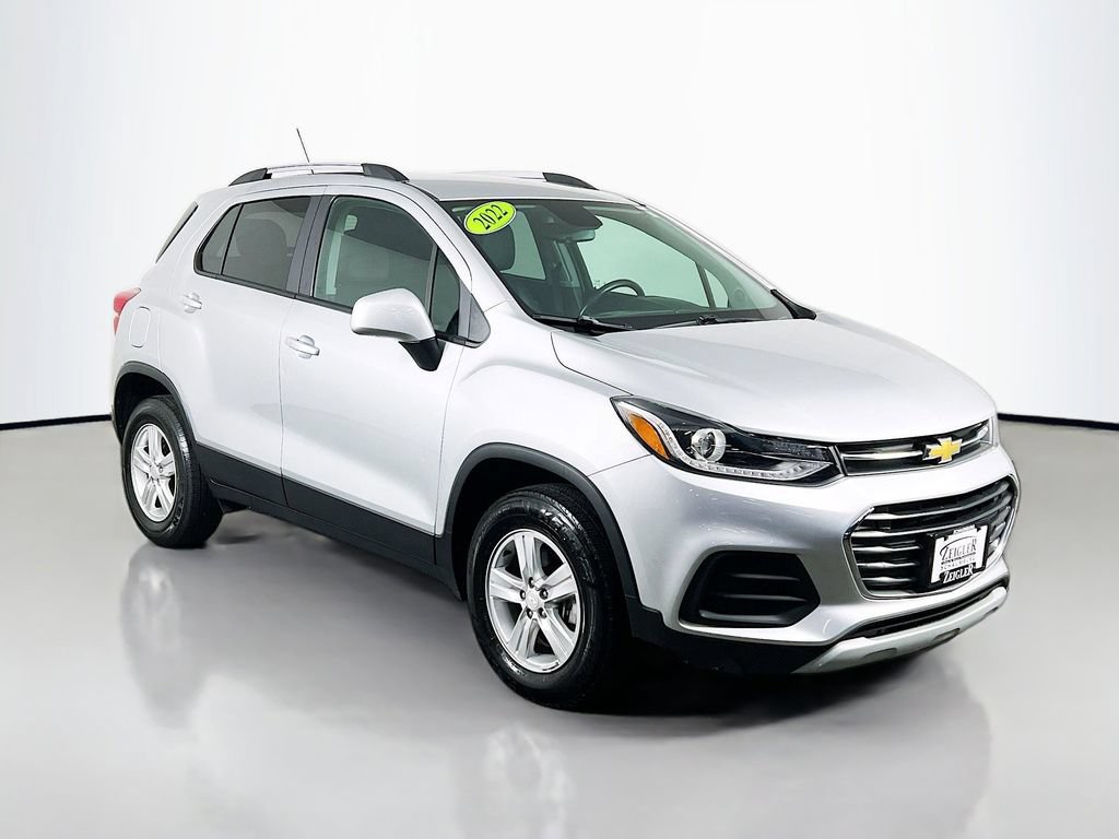 Used 2022 Chevrolet Trax LT w/ Driver Confidence Package AWD/4WD image 3