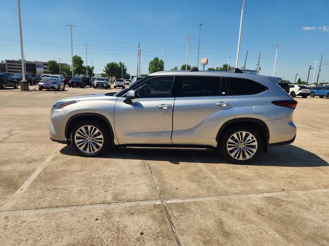 Certified 2025 Toyota Highlander Platinum AWD/4WD image 4