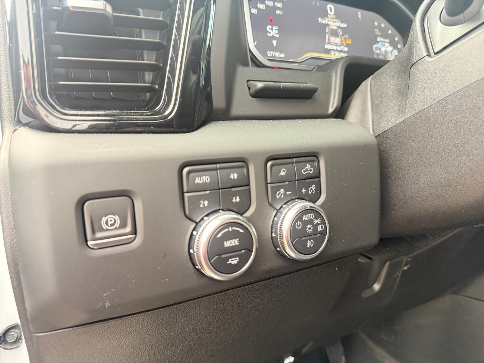 Used 2024 GMC Sierra 2500 AT4 w/ AT4 Premium Plus Package AWD/4WD image 17