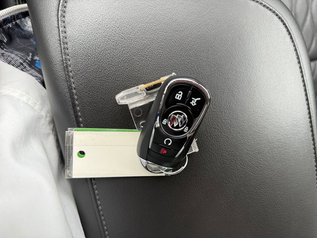 Used 2023 Buick Enclave Avenir image 32