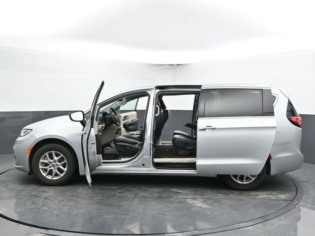 Used 2024 Chrysler Pacifica Touring-L image 55