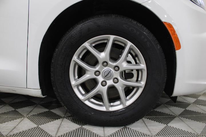 Used 2024 Chrysler Pacifica Touring-L image 46