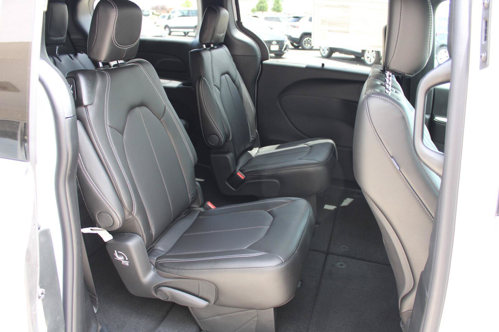 New 2027 Chrysler Pacifica Select FWD image 24