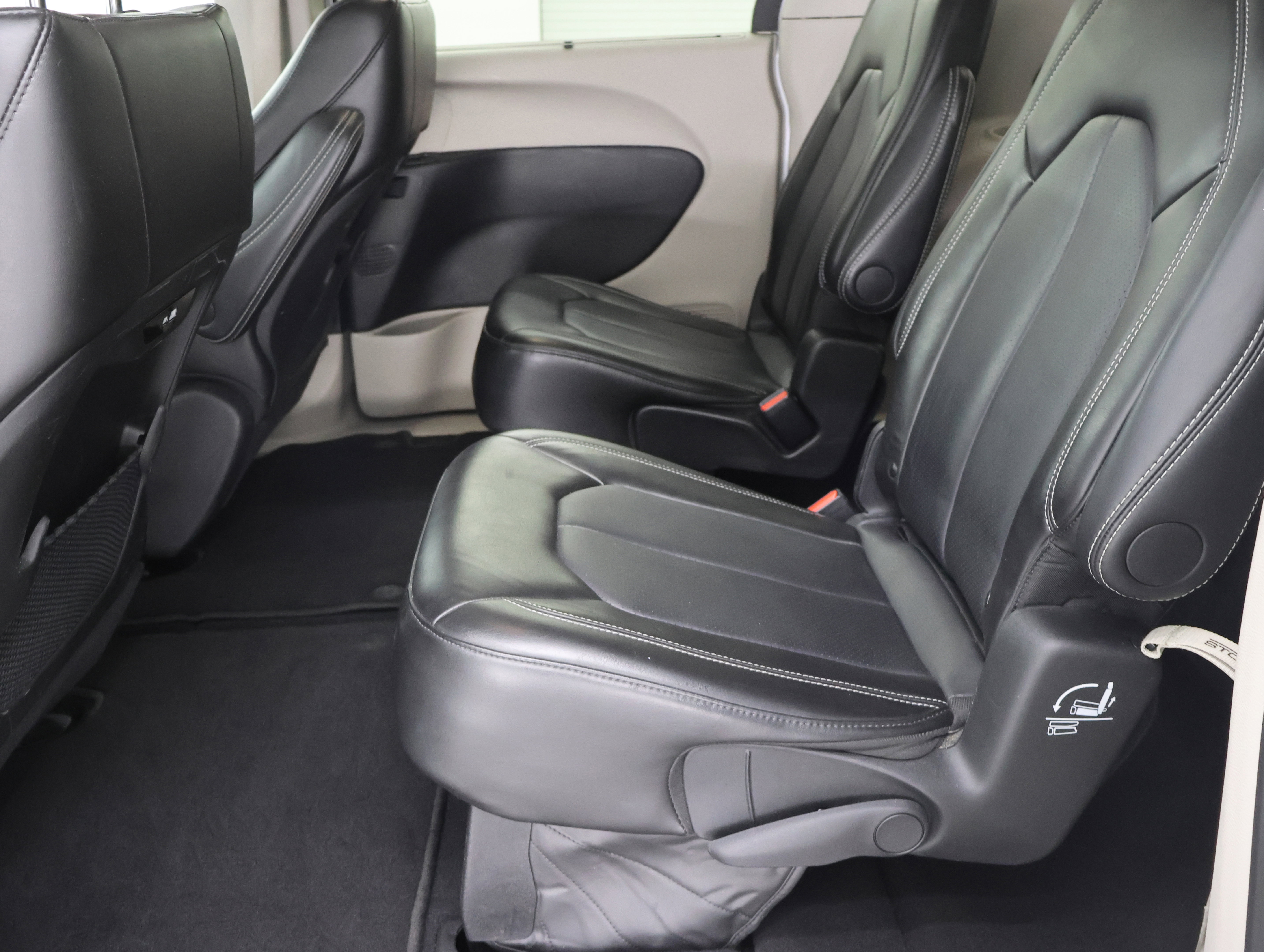 Used 2024 Chrysler Pacifica Touring-L FWD image 8