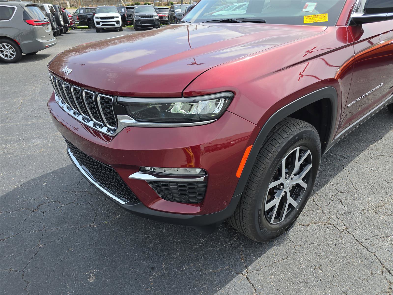 Used 2025 Jeep Grand Cherokee Limited w/ Luxury Tech Group II image 10