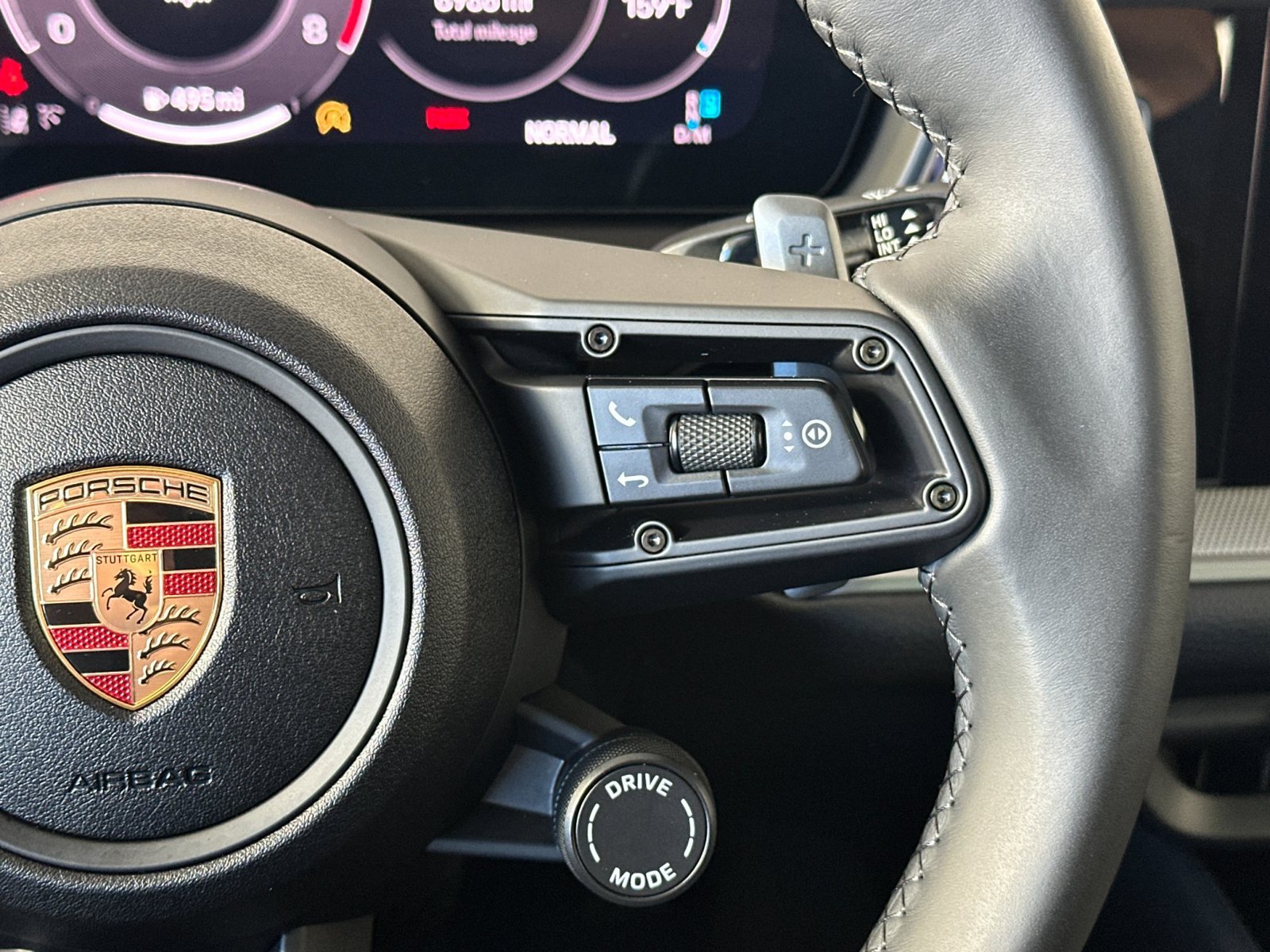 Certified 2025 Porsche Cayenne AWD/4WD image 30