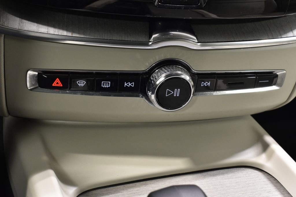 Used 2023 Volvo XC60 B5 Plus image 24