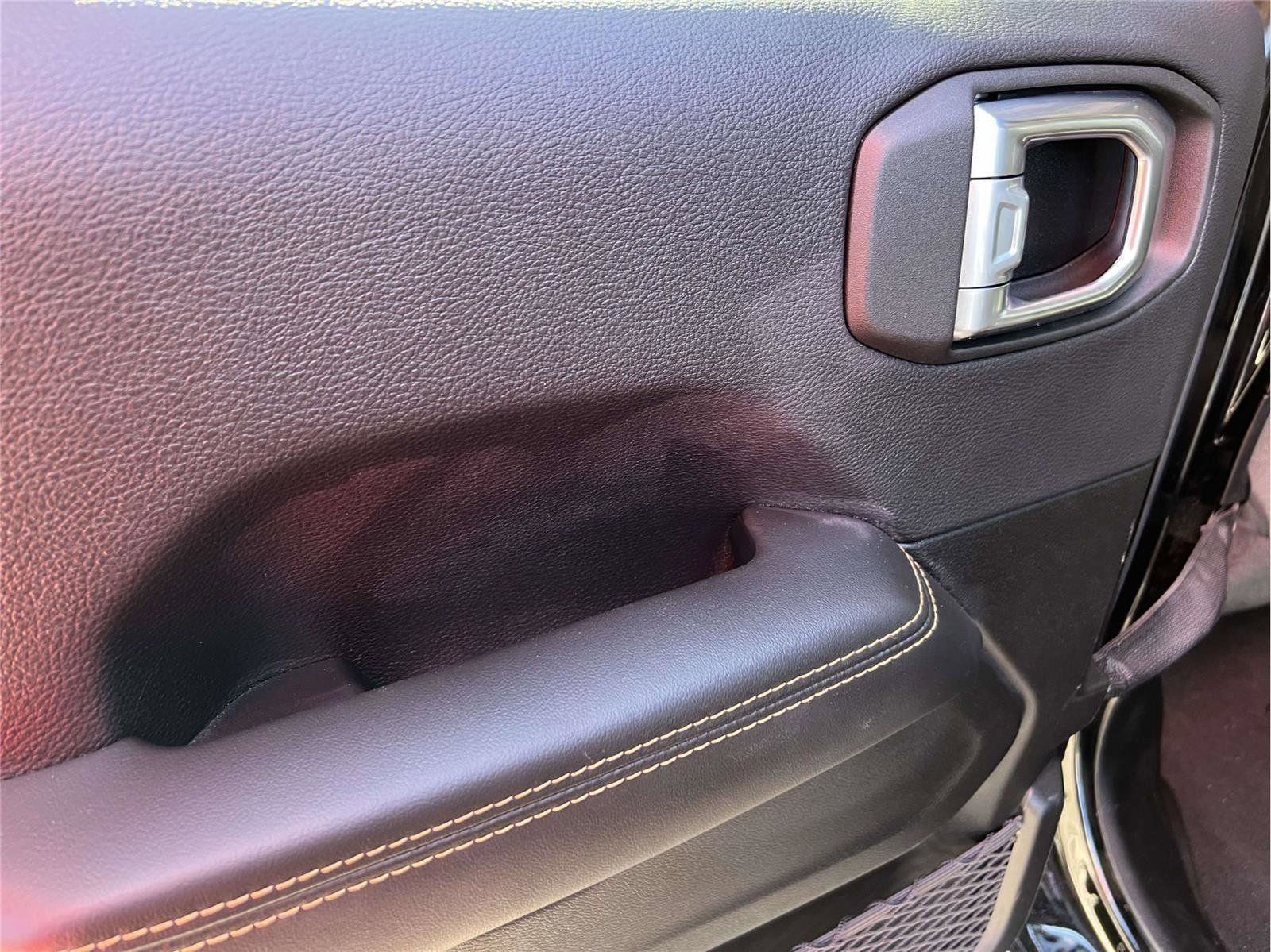 Used 2025 Jeep Wrangler Sahara image 13